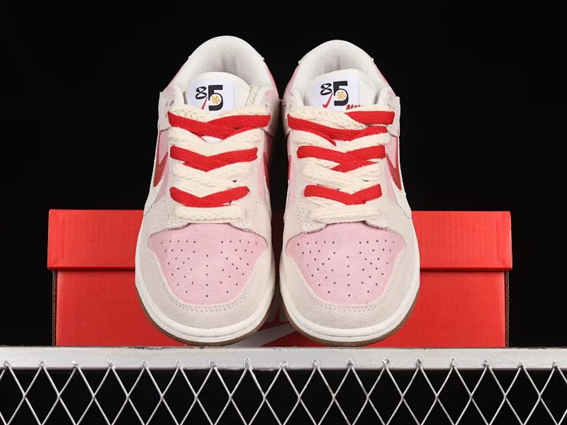 All categories Nk SB Dunk series Nk SB Dunk Low low-top sneakers Nk SB Dunk Low "85" red and white double hook SB low-top sports and leisure sneakers DO9457-100